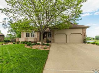 611 Par Tee Dr, Hartford, SD 57033