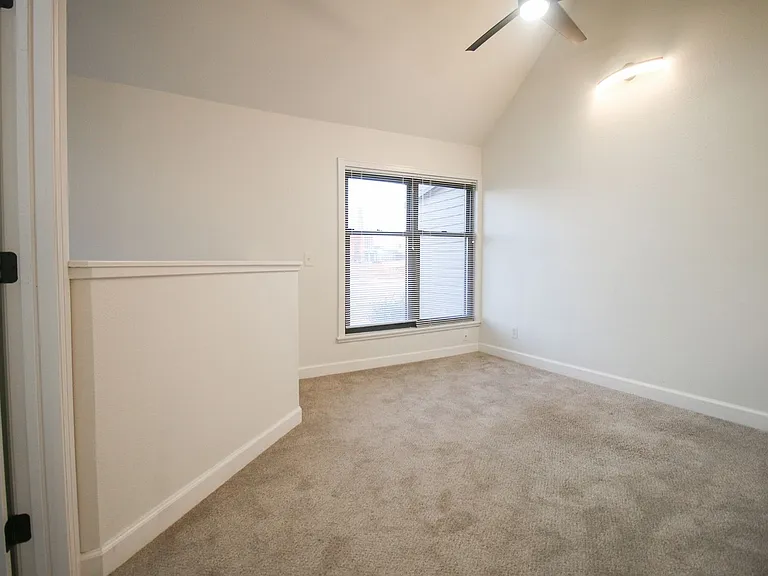 1225 S Lawton Ave — Photo 14