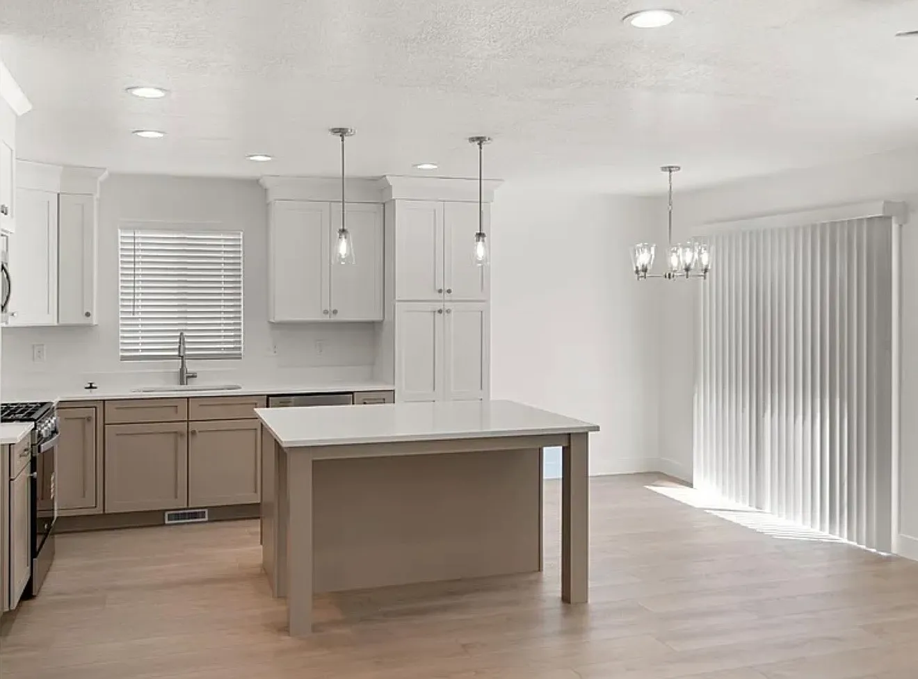 5 bed, 3200 sqft, $3,300 — Photo 4