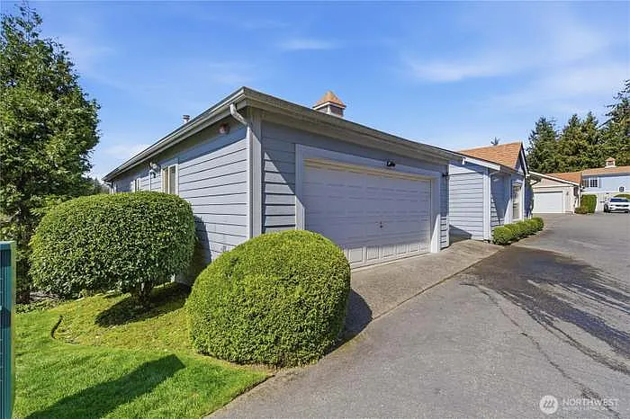 4063 Flora Dr — Photo 2