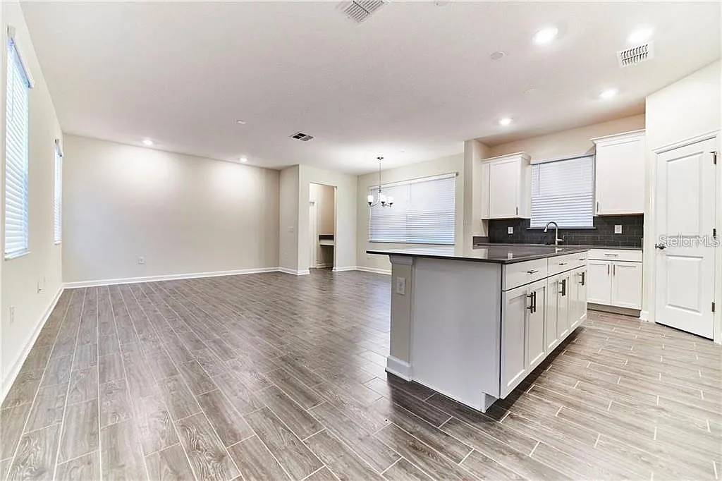 4 bed, 3.5 bath, 2507 sqft, $3,050 — Photo 3