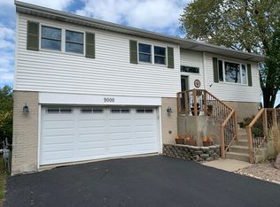 9000 Meadowview Dr, Hickory Hills, IL