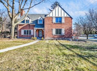 702 Lakepointe St, Grosse pointe park, MI 48230