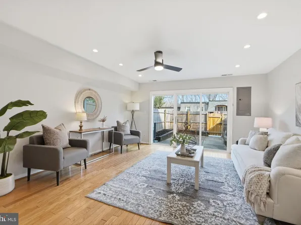 8230 Carrleigh Pkwy #84, Springfield, VA 22152