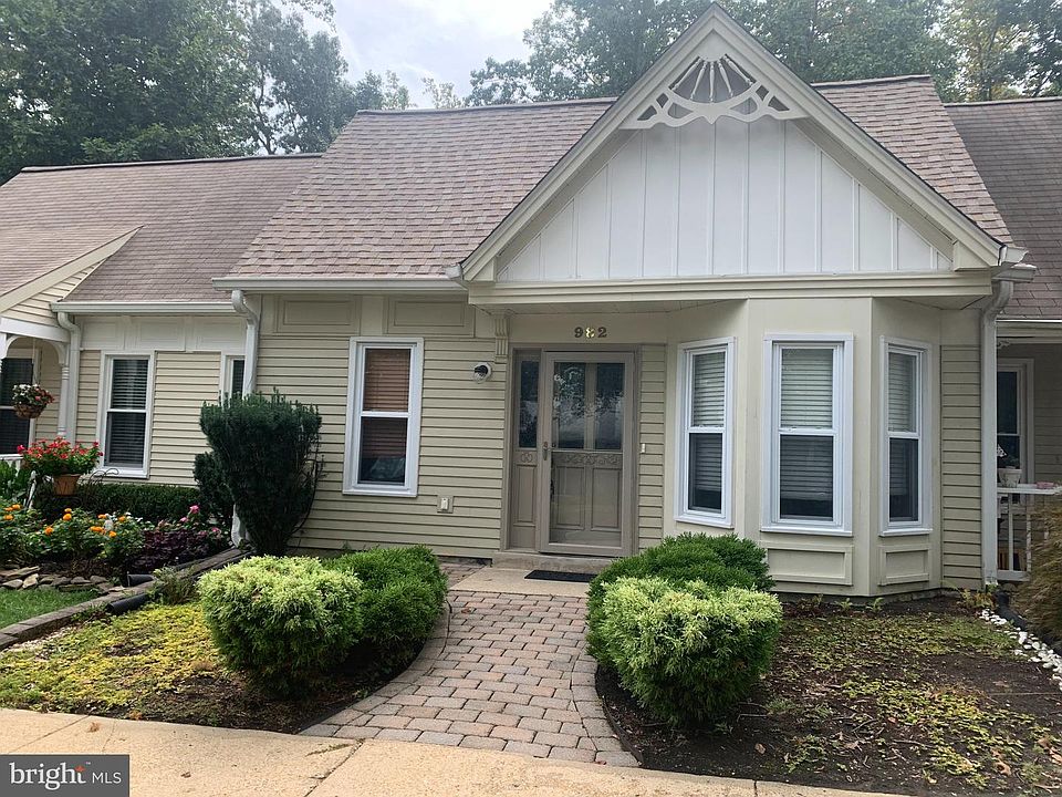 1st image of 982 Riversedge Cir