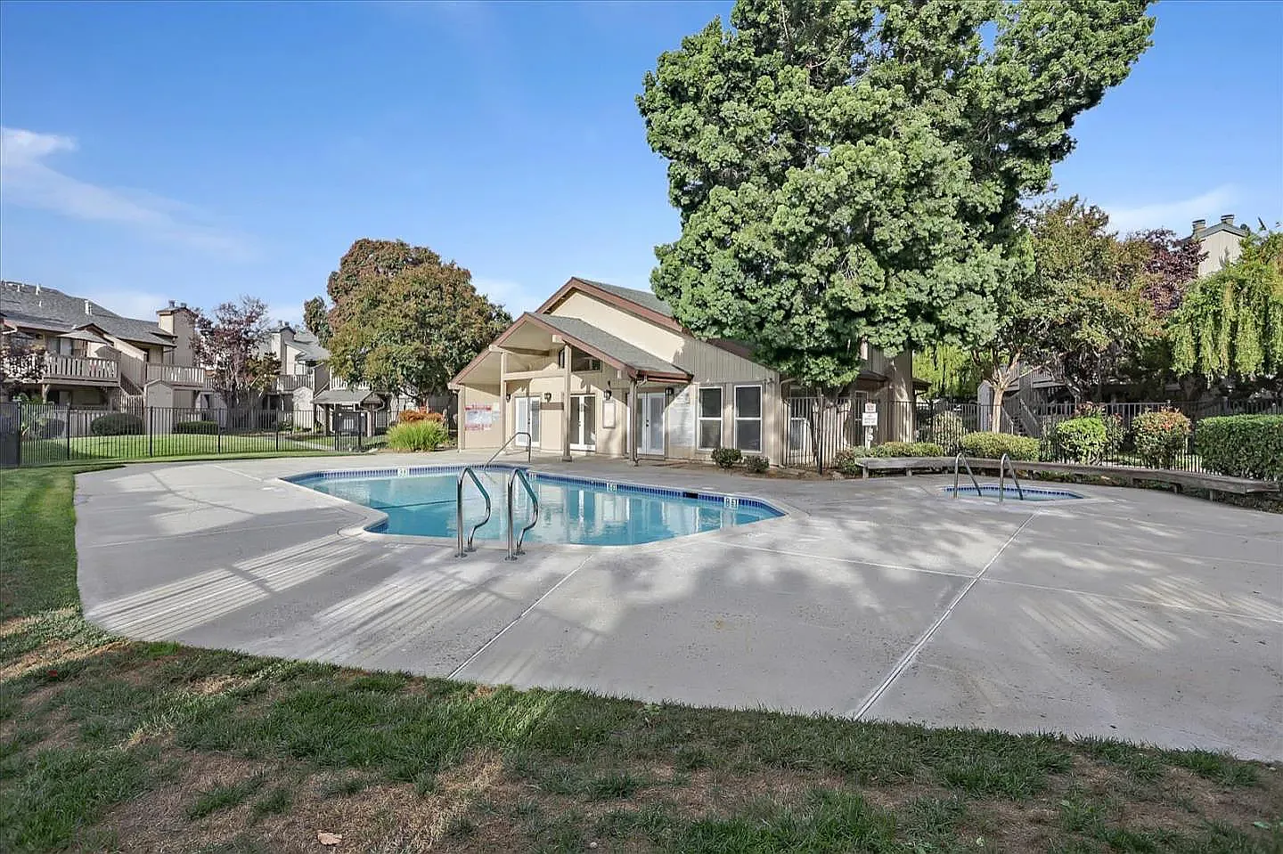 2 bed, 849 sqft, $1,630 — Photo 2