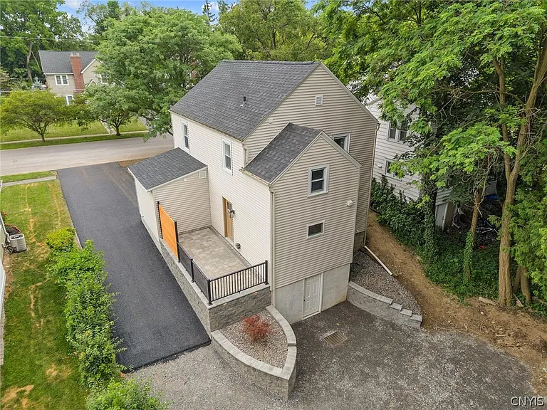 106 Wellington Rd — Photo 3