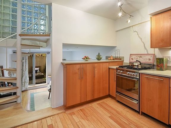3rd image of 211 Thompson St #Glb