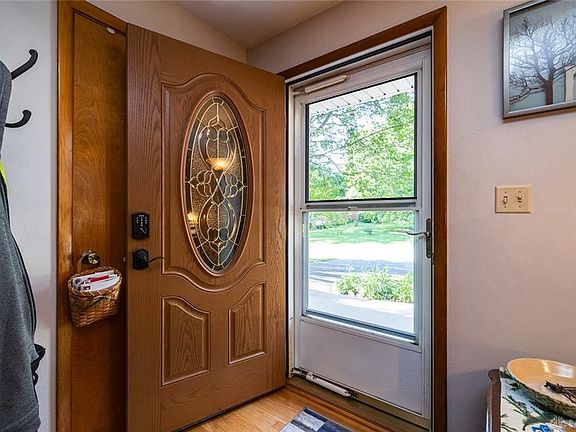 4th image of 110 Grand Valley Dr