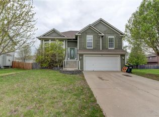626 Oak Crest Cir, Gardner, KS 66030