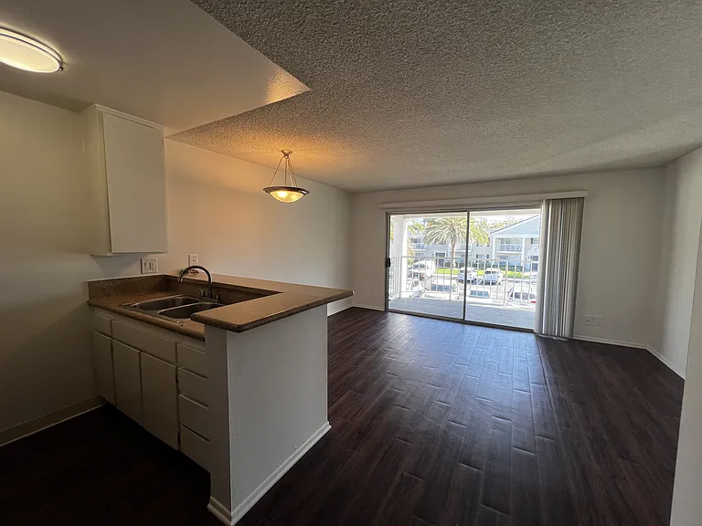 Versailles on the Lake Apartments — Photo 7