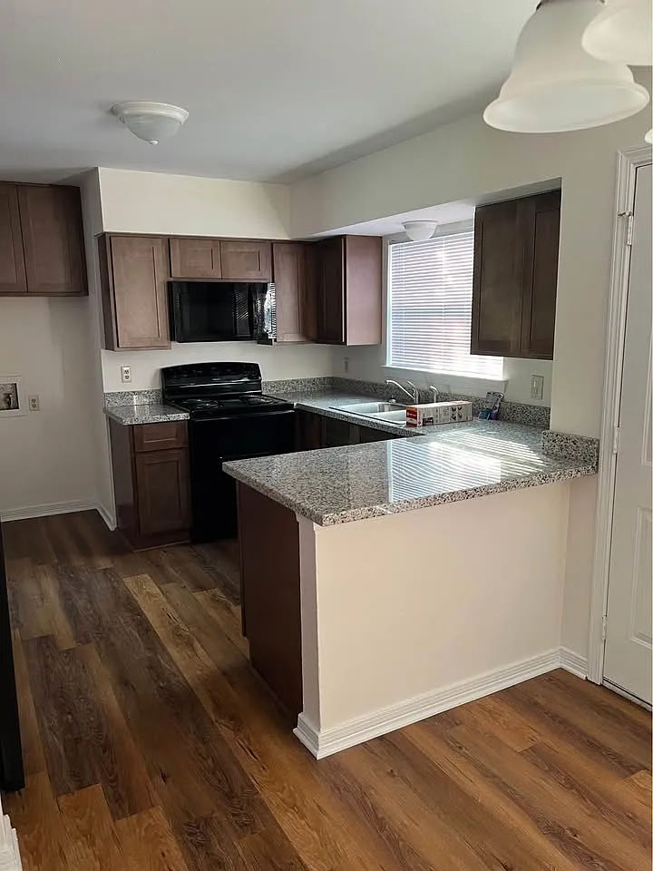 3 bed, 1.5 bath, 950 sqft, $1,250 — Photo 1