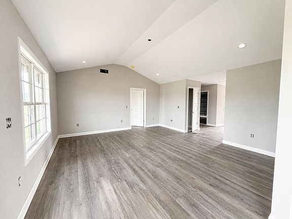 3rd image of 275 Stoney Creek Way
