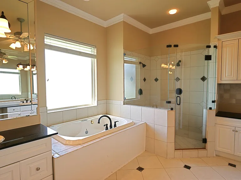 5700 FM 424 — Photo 33