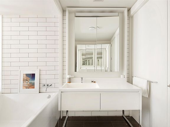 4th image of 15 William St #22D