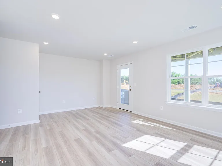 450 Seeback Dr — Photo 6