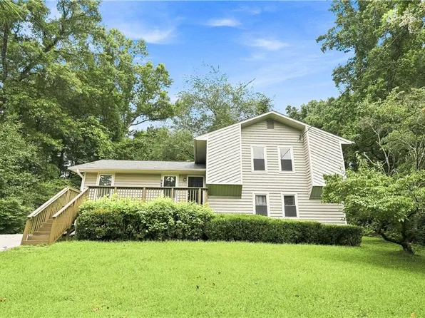 949 Falconcrest Dr, Lawrenceville, GA 30043