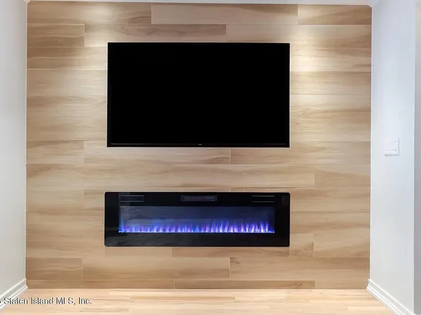 24 Cove Lane image 2 of 26