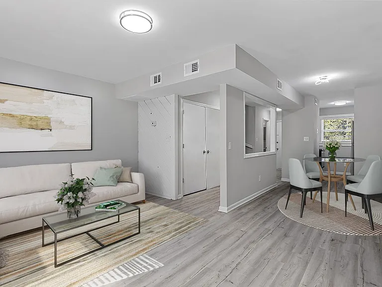 725 S Moore St — Photo 3