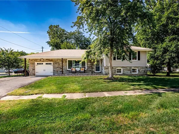 101 S 8th St, Louisburg, KS 66053