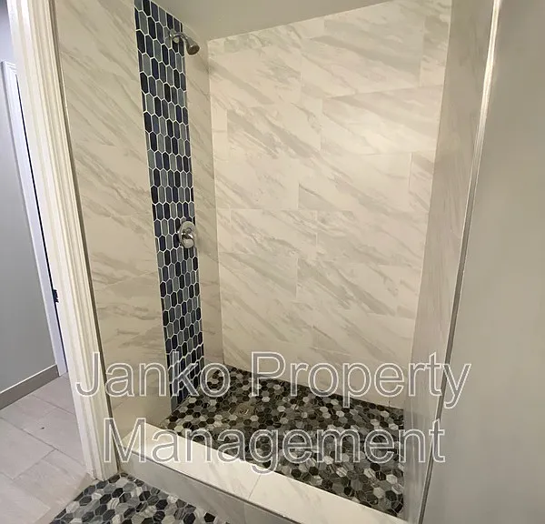 5700 S Wabash Ave — Photo 11