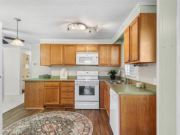 5th image of 914 Pine Ridge Dr