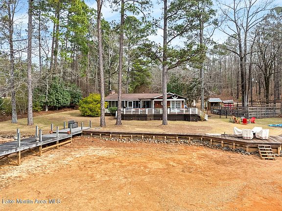 5th image of 2297 Centerport Rd