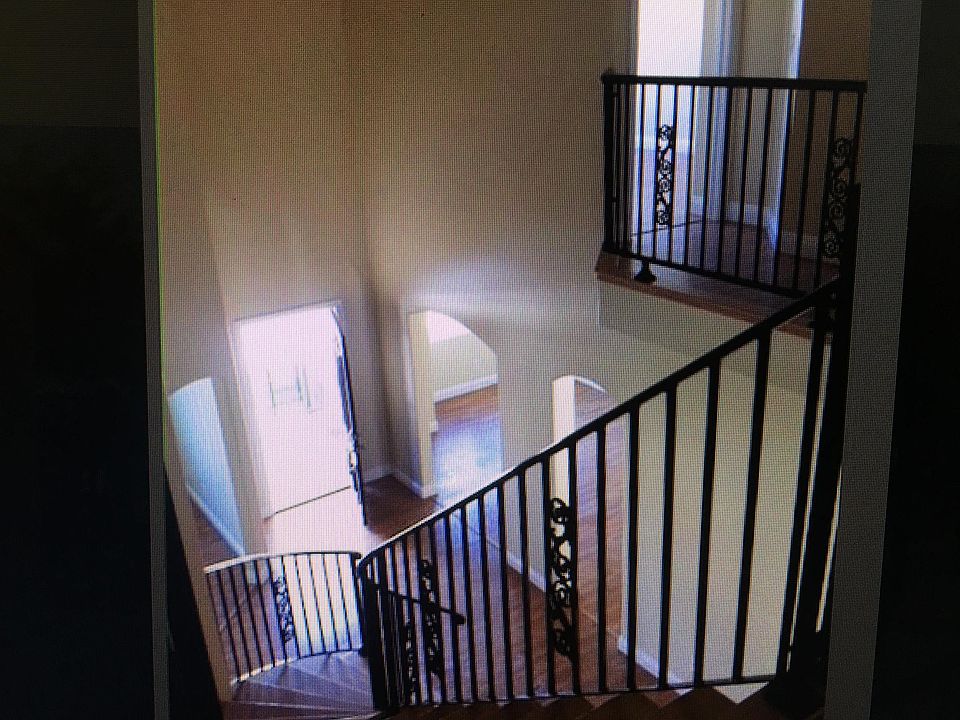 2nd image of 1307 Harkness Ln