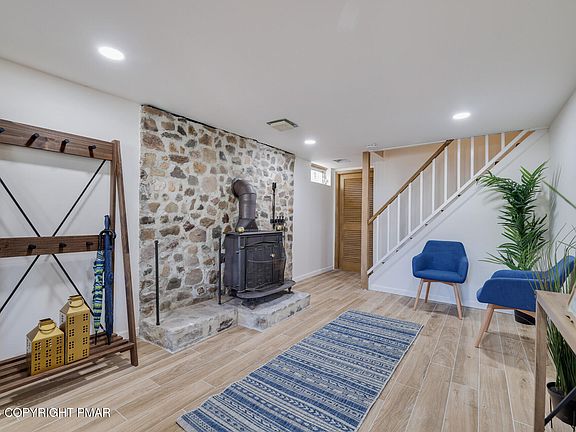 2nd image of 306 Mountain Rd