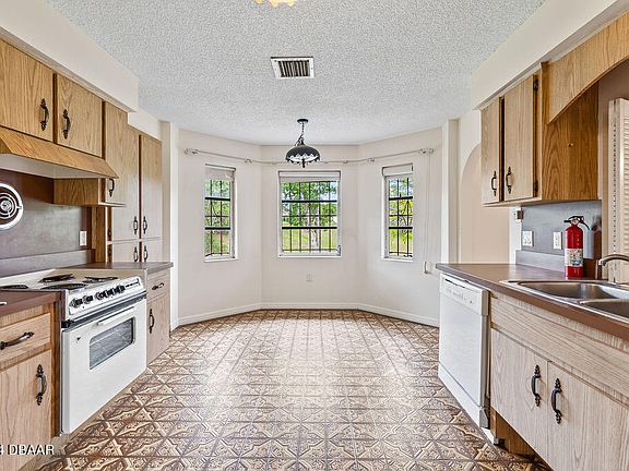 3rd image of 670 E Iris Dr