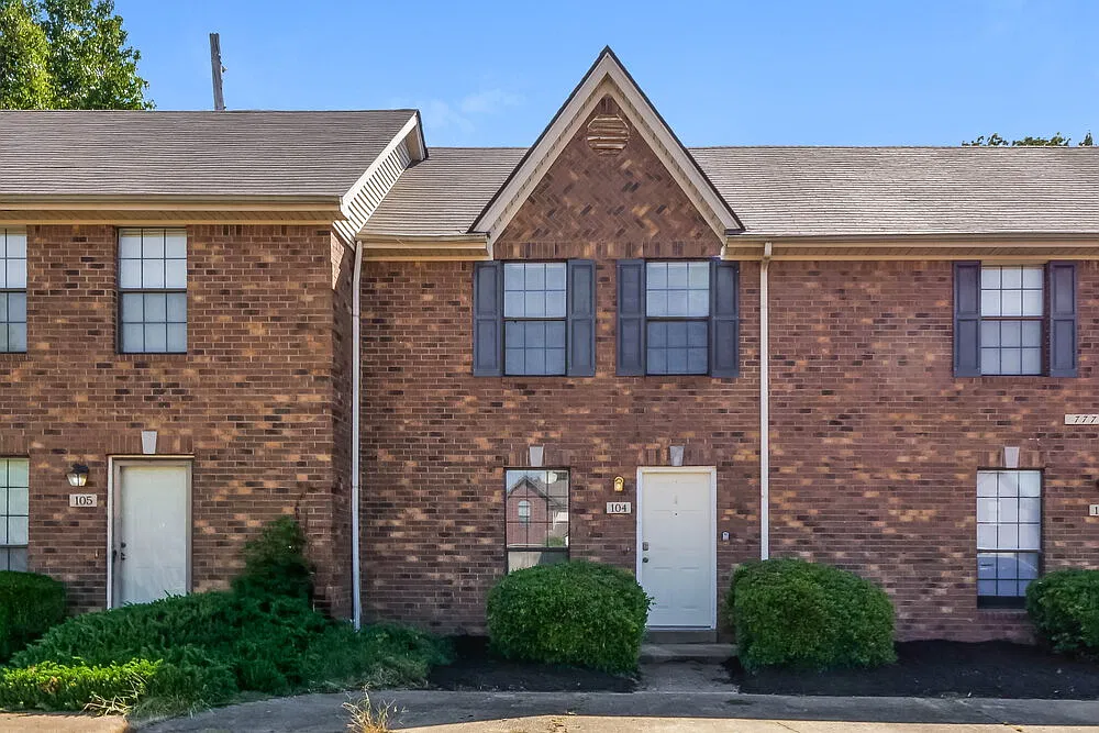 2 bed, 1.5 bath, 1280 sqft, $1,200 — Photo 1