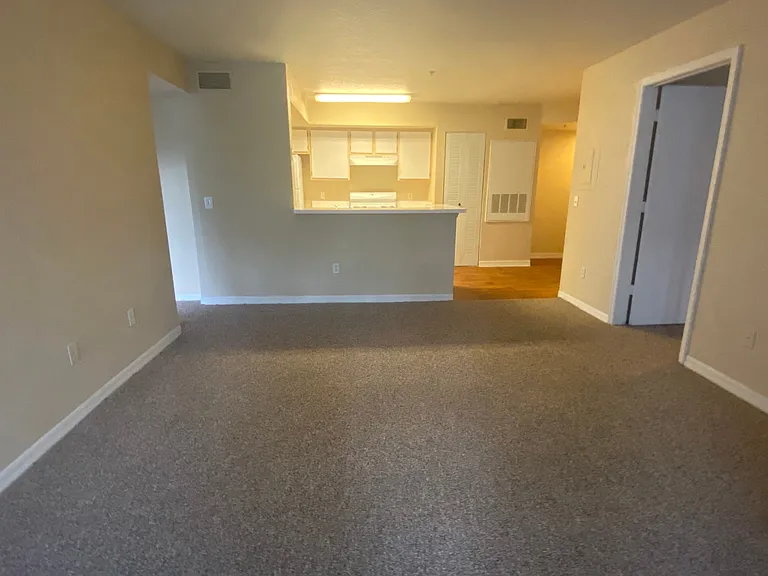Waterford Pointe Apartments — Photo 25