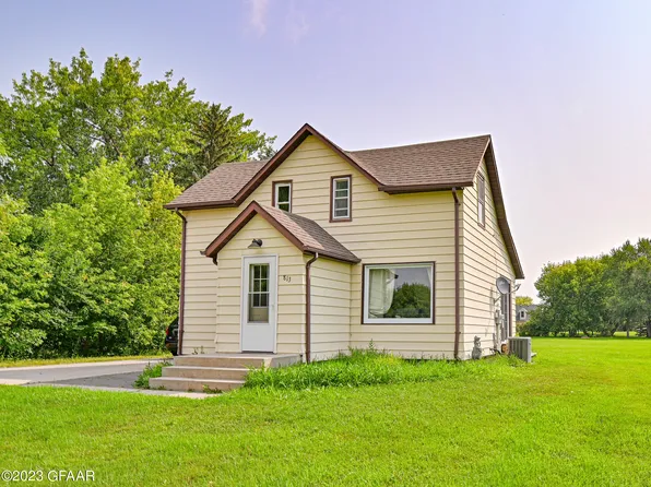 813 Rhinehart Dr SE, East Grand Forks, MN 56721