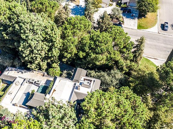 4th image of 3964 Claremont Dr
