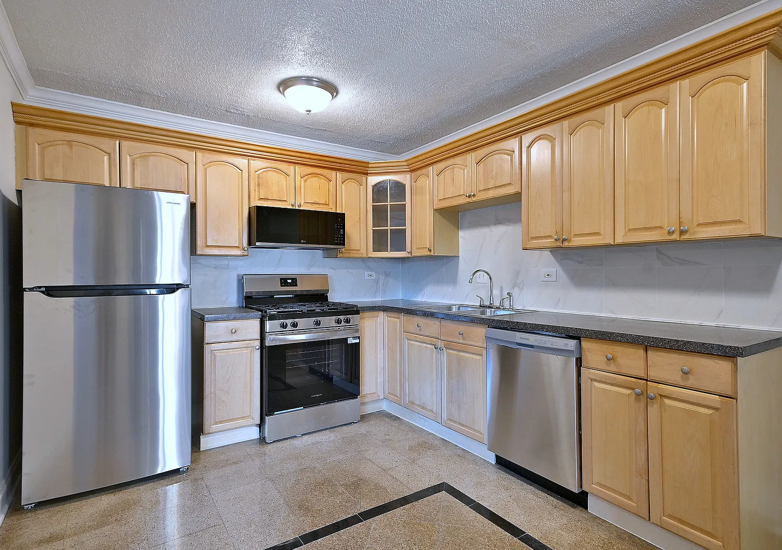 3 bed, 1.5 bath, 1259 sqft, $2,950 — Photo 3