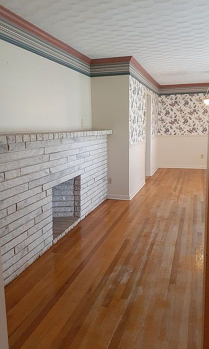 Sunny living/dining room