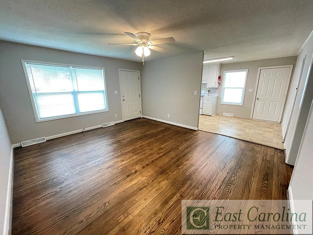 4148 Lee St — Photo 4