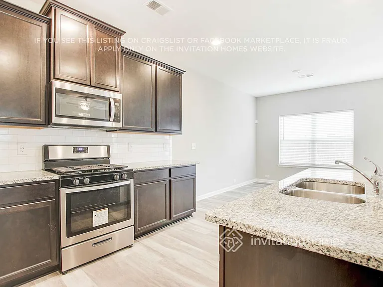 3941 Lake Manor Way — Photo 8