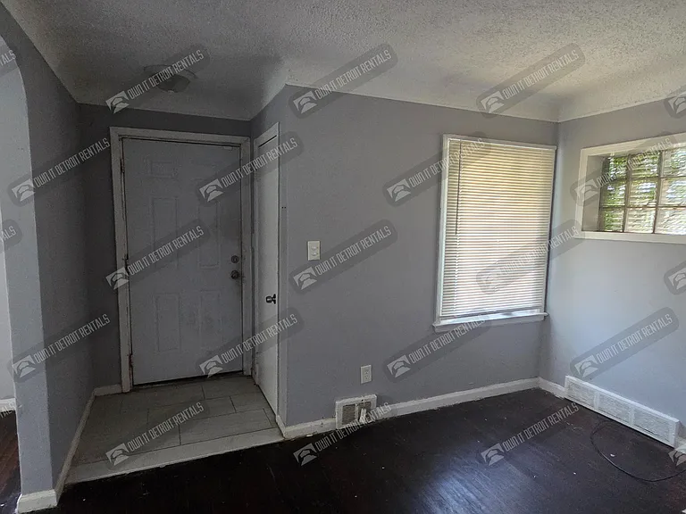 18627 Curtis St — Photo 14