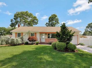 14 Gerber St, Dix Hills, NY 11746