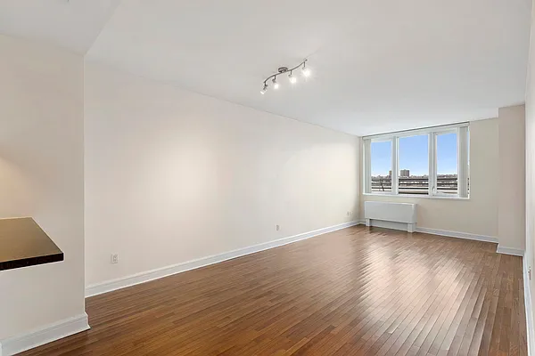 Rented by Nest Seekers International | media 17