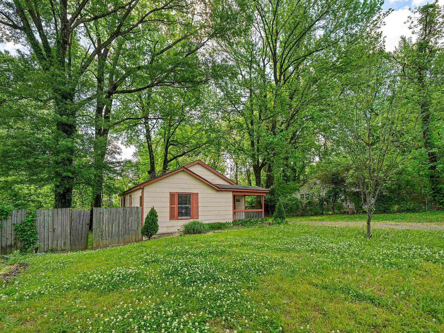 3 bed, 2.0 bath, 1198 sqft, $1,500 — Photo 2