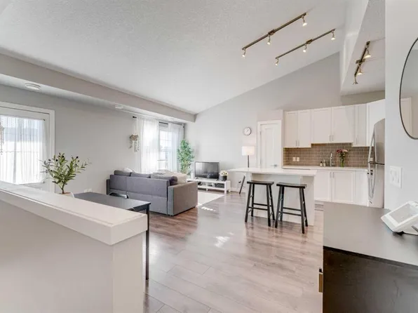 165 S Evanscrest Gdns NW, Calgary, AB T3P 0S1