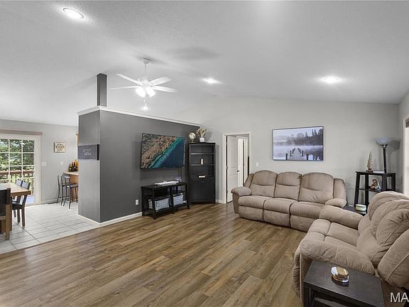4th image of 467 Oak Meadow Dr