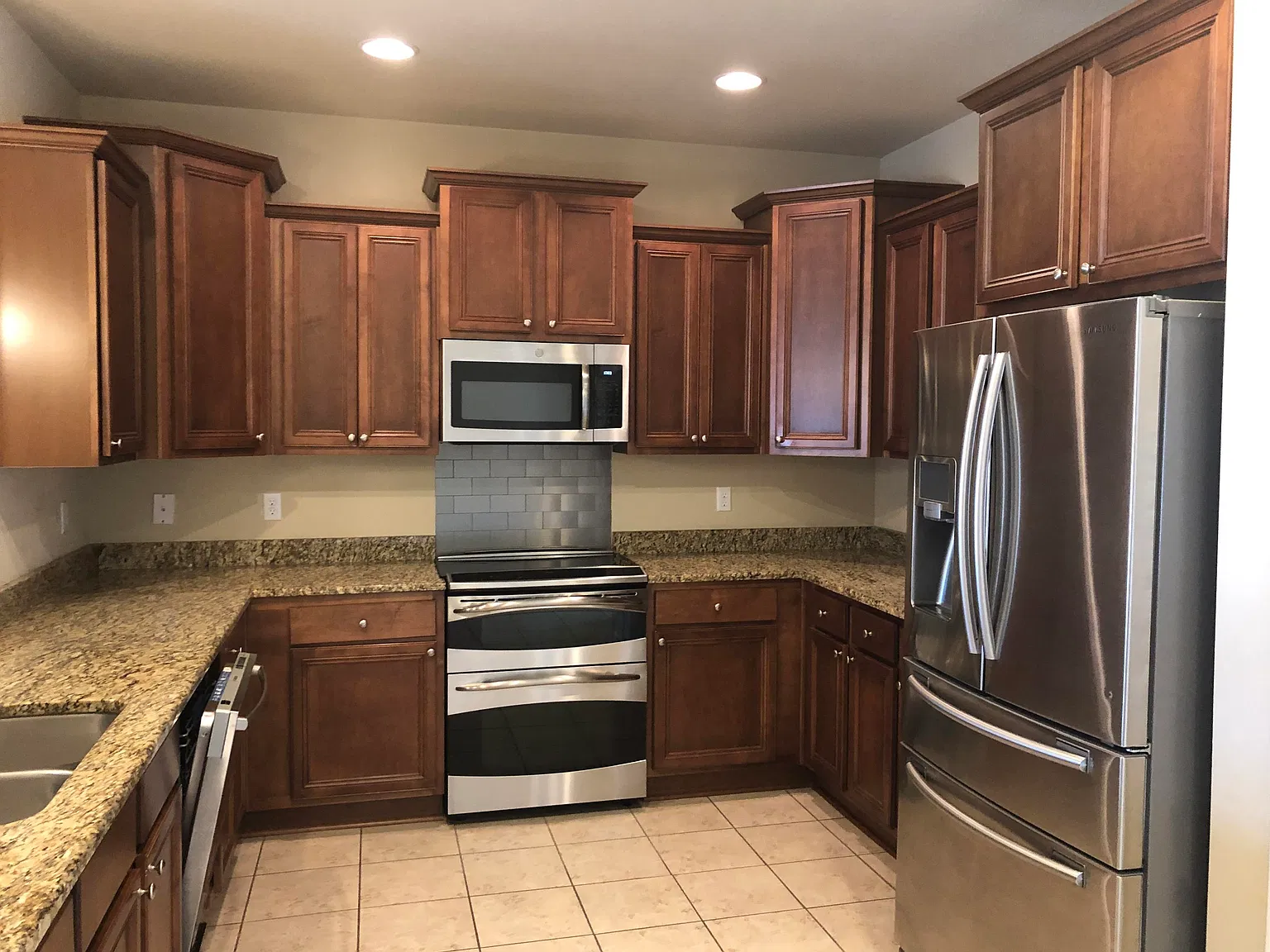 4 bed, 3.5 bath, 2459 sqft, $2,550 — Photo 2