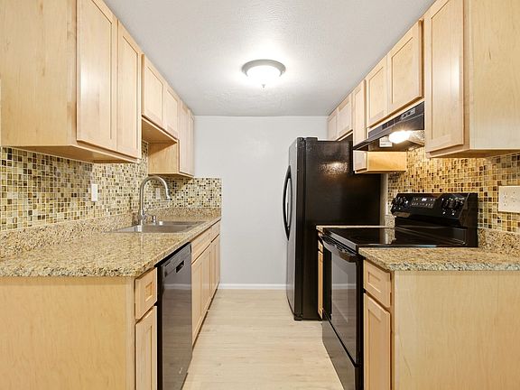 5th image of 710 W Cleveland Cir