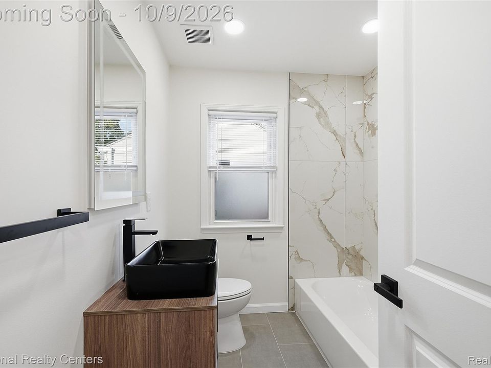 2403 Crooks Rd, photo 17