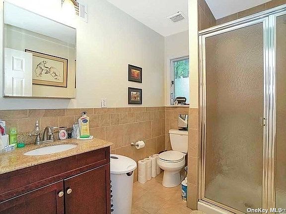 3rd image of 1010 Old Northern Blvd