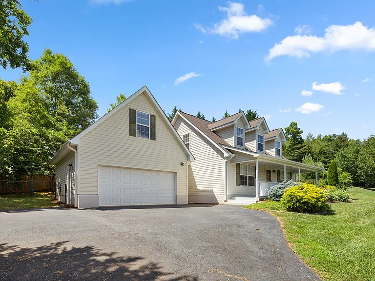44 Worthington Ln — Photo 16