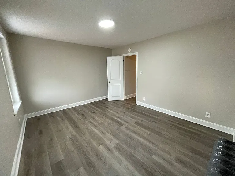 1127 Walnut St — Photo 4